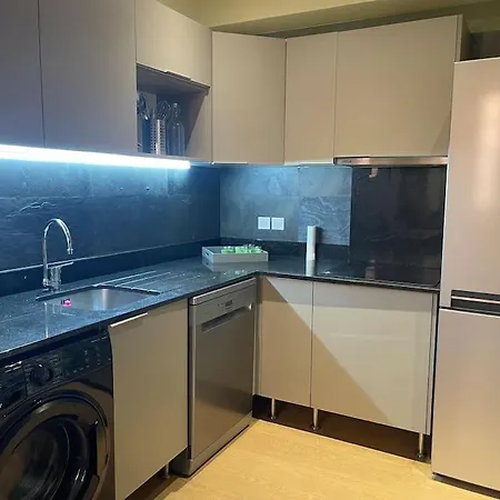 Standing Pour 4 Tolón